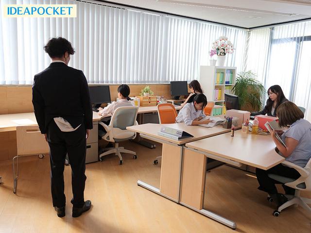 女上司の号令で全員にイジメられ過ぎて挿入しても何しても…無視して頂ける僕。 夕雛エミリ 杏ここ サンプル画像 1