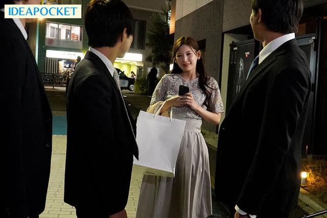 「皆でHしようよ」 結婚式の二次会宅飲みで発情したヤリマン未婚女が男全員喰う。 怒涛の精子搾り取り！！ 明里つむぎ サンプル画像 1
