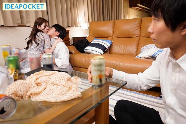 「皆でHしようよ」 結婚式の二次会宅飲みで発情したヤリマン未婚女が男全員喰う。 怒涛の精子搾り取り！！ 明里つむぎ サンプル画像 3
