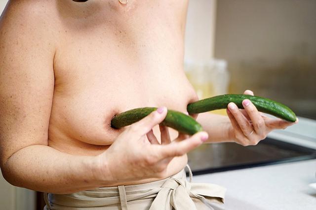 家族には言えない！！ 極太硬野菜を膣に挿入したことがある50代専業主婦… 68％ サンプル画像 14