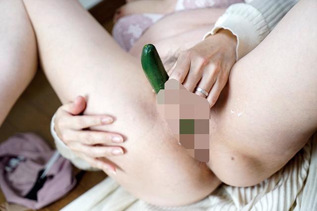 家族には言えない！！ 極太硬野菜を膣に挿入したことがある50代専業主婦… 68％ サンプル画像 4
