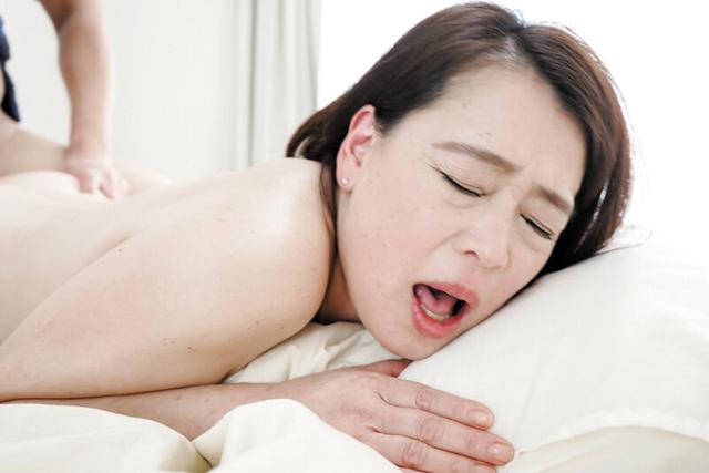 旦那の留守中に…エステ師に寝取られる熟妻 サンプル画像 13