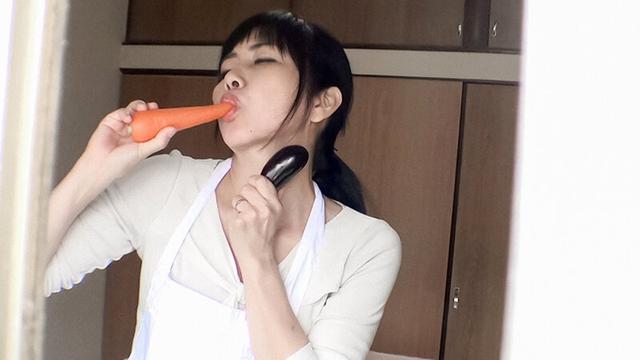 高齢熟女お野菜ピストンオナニー サンプル画像 13
