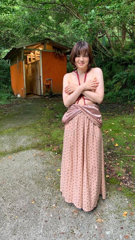 野外で発情する、どすけべ人妻 サンプル画像 1