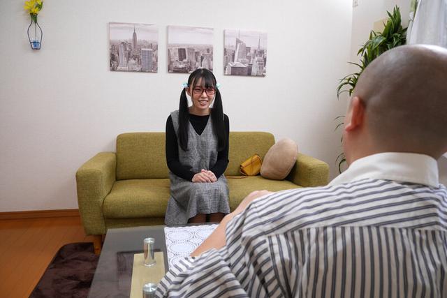 地味で不気味な笑い声のメガネ女子○生 大量潮吹きと共に理性崩壊してオジサンのチ○ポ無しじゃ生きられない身体になりましたwww サンプル画像 1