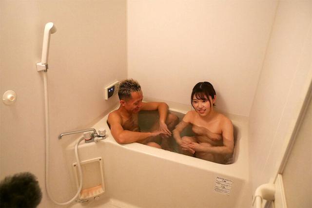 制服美少女と中出しセックスに耽る絶倫オヤジとの濃密性交。 サンプル画像 8