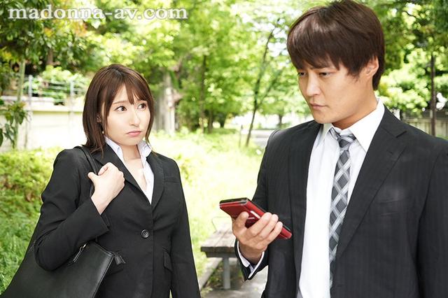 出張先のビジネスホテルでずっと憧れていた女上司とまさかまさかの相部屋宿泊 岸えま サンプル画像 1