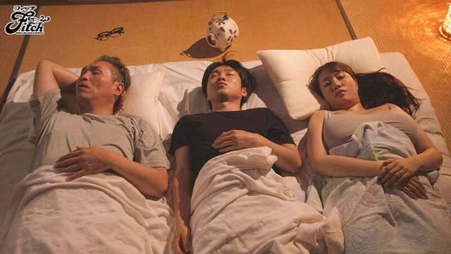 夏の田舎は死ぬほど退屈で…無防備なデカ乳で誘惑する汗だく豊満妻の下品な童貞喰い 武田怜香 サンプル画像 4