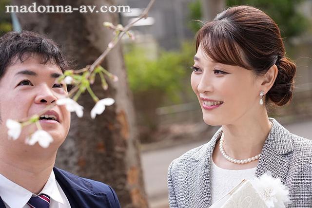 性欲も感度も最高潮！！最高峰のアラフィフ人妻・専属第2弾！！ 卒業式の後に…大人になった君へ義母からの贈り物―。 松本翔子 サンプル画像 1