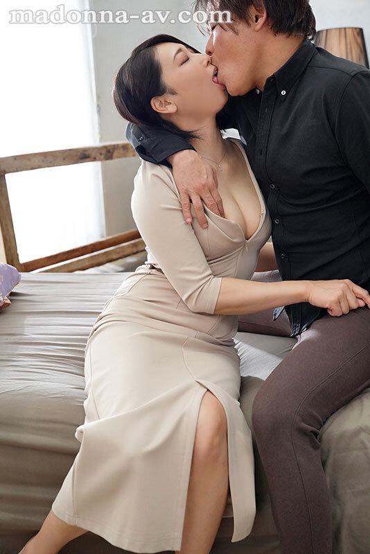 Madonna大型新人 日常の中で見つけた、主婦界の最高峰―。 白峰郁美 38歳 AV DEBUT 上品さは折り紙付き、エロスは無限大、女盛りのアラフォー人妻『降臨』―。 サンプル画像 1