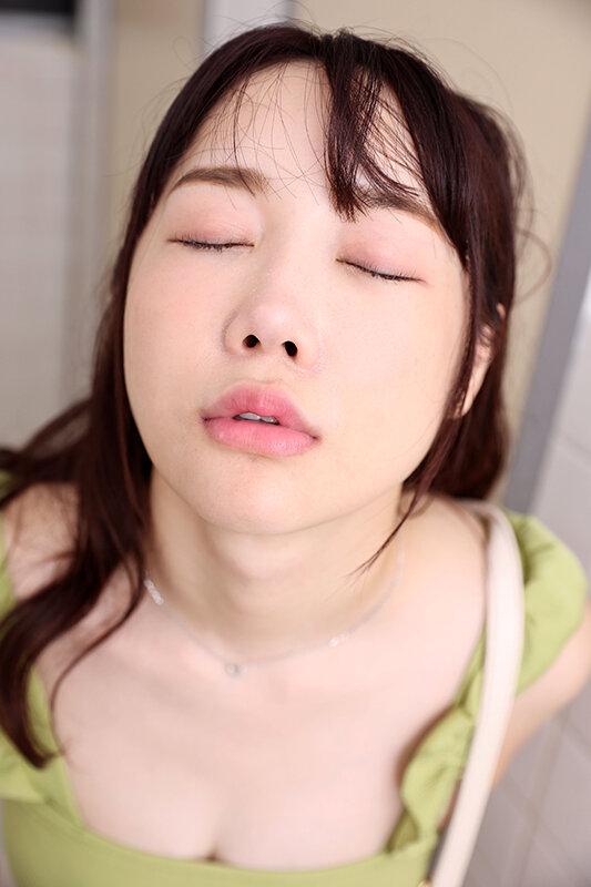 【VR】「もう我慢できない！いますぐここで挿れて◆エッチしよ」変態彼女がムラムラ誘惑…公衆男子トイレで絶叫イキSEX 椎名心春 サンプル画像 2