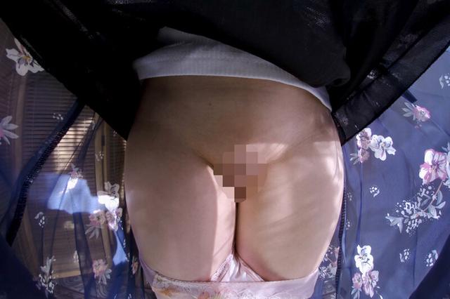 【VR】スカートの中に潜りたい できればパンツも下ろして欲しい サンプル画像 5