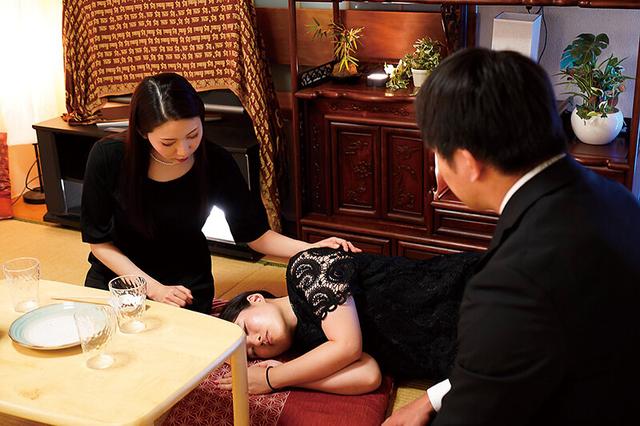 妻の母が未亡人となって三年目の夜 寂しげなその喪服姿の義母を抱きしめずにはいられなかった 妃ひかり サンプル画像 2
