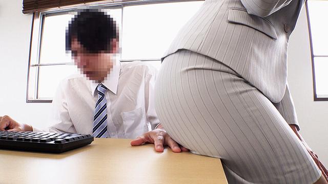 女上司は乳首がお好き！乳首いじりが大好きな女上司のチクハラ射精オフィス ボクの女上司:さくらさん 岬さくら サンプル画像 4
