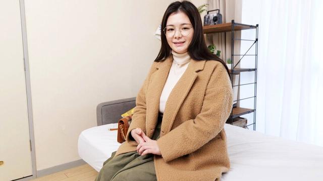 盛岡の地味メガネ女子、脱いだらとんでもない国宝級爆乳という奇跡。あぁ、素晴らしい逸材を見つけたよ上京ドキュメント。 サンプル画像 1