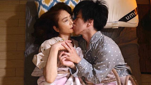 「お婆ちゃんに興奮する僕は変態ですか？」僕と祖母の内緒のラブラブ性活日記。 サンプル画像 5