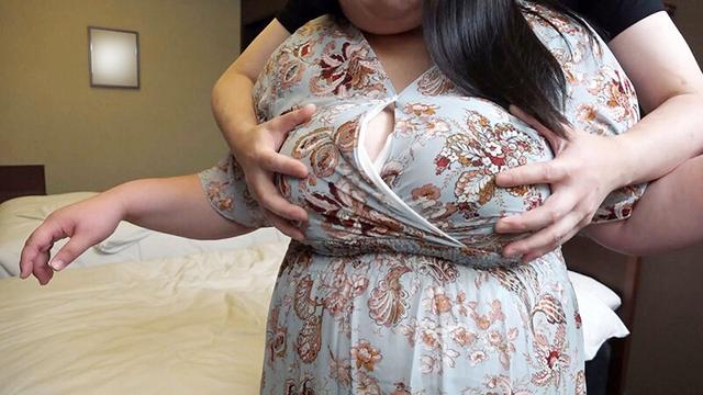 B120W132H119 関西で暮らす超逸材と噂の豊満爆乳素人娘に会うため新幹線に乗って。6SEX収録 4時間 サンプル画像 16