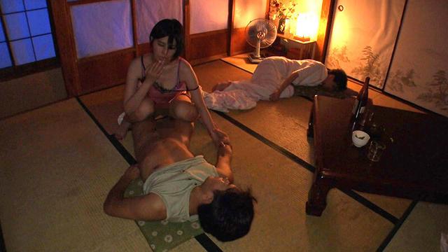 夏の日のNTR 十年ぶりに地元に帰って人妻になった元カノと再会 汗ダクで愛し合った思い出…。 九十九メイ サンプル画像 5