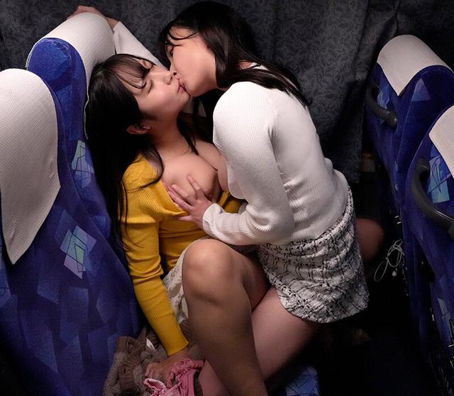 「ひそひそ声が聞こえる中で…」エアコンが壊れた夜行バスの狭い座席で年末帰省中に爆乳レズビアンに痴●される汗だく爆乳女子大生 サンプル画像 2