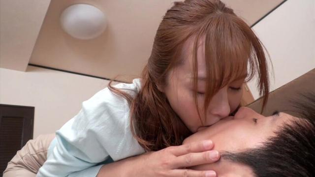 椿原みゆ 筆おろしは彼女の母親でした…会うたびに囁き誘惑してくる彼女の母と一日中やりまくった童貞のボク。 サンプル画像 2