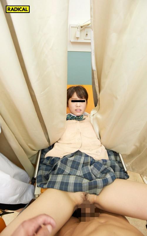 【VR】変態女医とグルになって…妊娠検査にきた女子○生が仕切りカーテンで気づかない間にこっそり生挿入！ サンプル画像 9