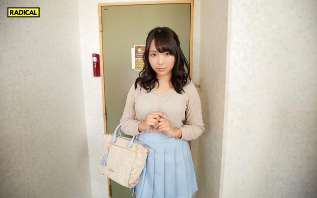 【VR】え！こんな若い子が！放尿中のチ○ポを見つめてくる巨乳清掃員のフェラチオ誘惑 サンプル画像 5