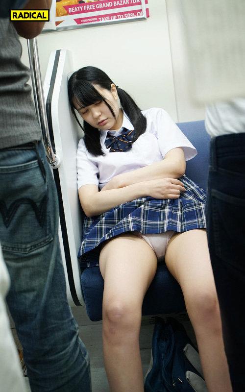 【VR】向かいの席から見せつけてくる女子○生の電車パンチラで挑発されて… サンプル画像 2