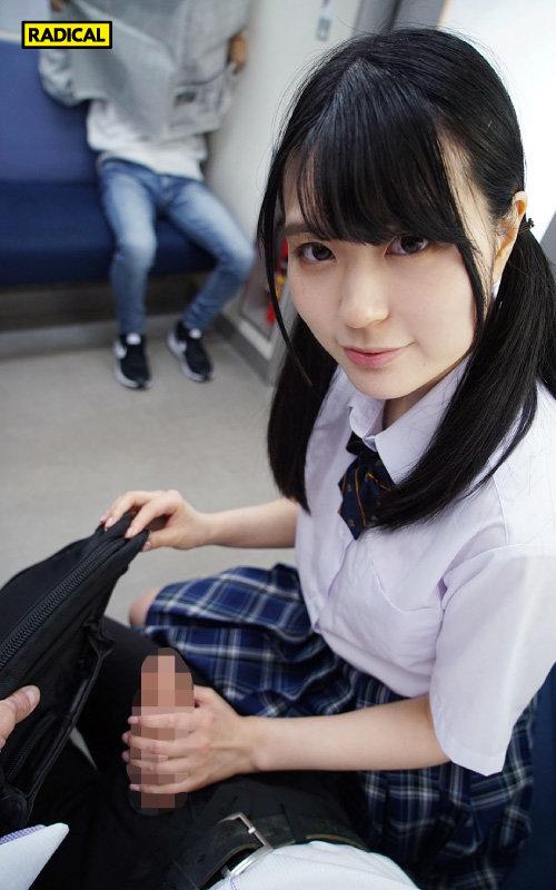 【VR】向かいの席から見せつけてくる女子○生の電車パンチラで挑発されて… サンプル画像 4
