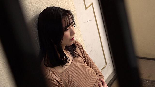 夫婦ゲンカで家を飛び出した隣の奥さんに貸してあげたワイシャツの隙間から見える乳首＆パンチラの誘惑に負けて薄壁一枚を隔てたご近所不倫 サンプル画像 4