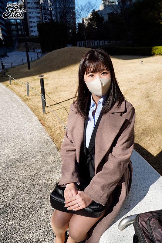 真面目で素朴な大手企業のOLが最初で最後の初脱ぎ！ 異常な敏感巨乳ボディで絶叫痙攣中出しAVデビュー 青山アオ サンプル画像 2