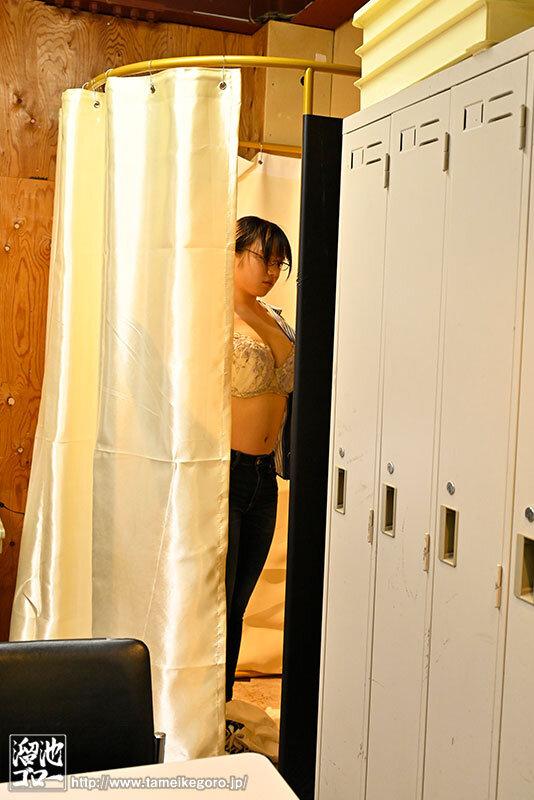 チラ見えしたパート妻の色白美巨乳に興奮したのがバレて何度も包み抜かれることになった深夜シフト不倫 西村礼奈 サンプル画像 1