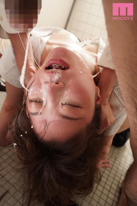 この子のクチとマ○コ、だれでも定額で挿れ放題！ クラスの不良女子にイラマチオ円交させられた制服少女 七宮ゆりあ サンプル画像 2