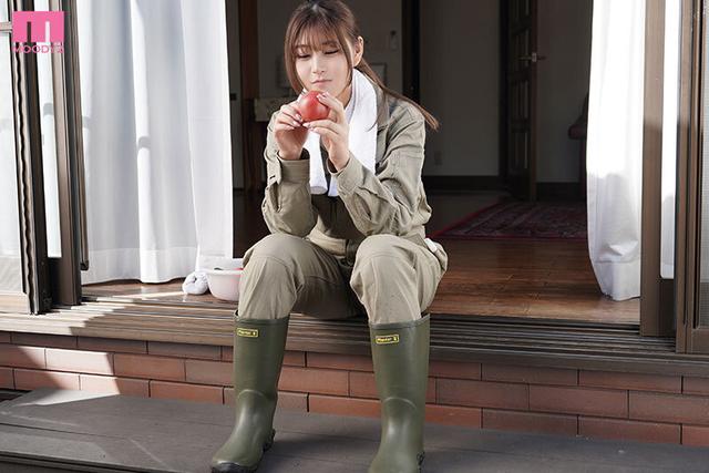 少子化が進みすぎて廃村寸前…！？実は脱いだら凄い美巨乳Gカップで村中の男を誘惑！排卵日は村中マラ喰い中出し求める農家の娘 佐山由依 サンプル画像 1