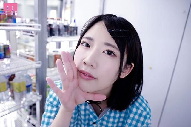 AM3時を過ぎるとコンビニ中年店長の俺をいつもゼロ距離囁き誘惑してくる小悪魔バイトちゃん 桜ゆの サンプル画像 8