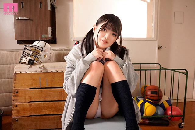 「パンツ見て勃ってるのぉ？」食い込みパンチラで先生達をムラムラ誘惑ッ 耳元囁き手コキでおチ○ポビンビンにするからそのまま私を…気持ち良くさ・せ・てッ 夕月ゆる サンプル画像 1