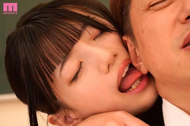 「パンツ見て勃ってるのぉ？」食い込みパンチラで先生達をムラムラ誘惑ッ 耳元囁き手コキでおチ○ポビンビンにするからそのまま私を…気持ち良くさ・せ・てッ 夕月ゆる サンプル画像 4