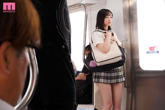 制服マニアの中年男たちに通学中の電車でイキ堕とされた内気な僕の彼女 胸糞痴●NTR 小栗みゆ サンプル画像 1