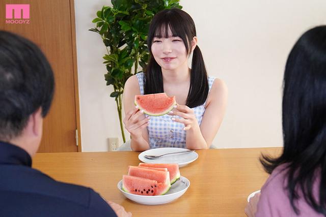ある夏の熱帯夜、ママに内緒で義父から布団の中で種付けプレスされて早5年、まさか大人になっても夜●い中出しが続くなんて… 三浜唯 サンプル画像 1