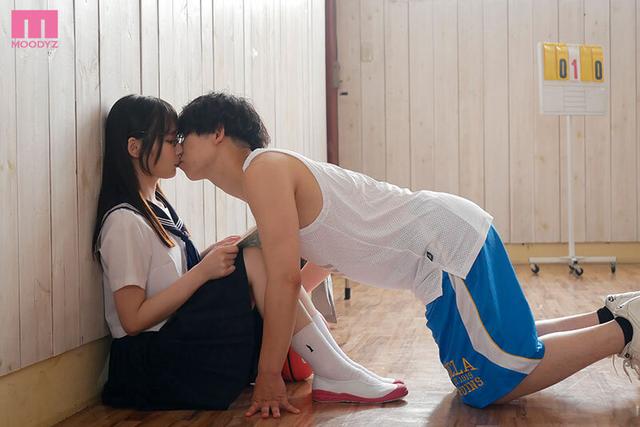 地味で無口な文学少女とセックス漬け。初恋に溺れてぐちゃぐちゃに犯●れた放課後 宮崎千尋 弥生みづき サンプル画像 1