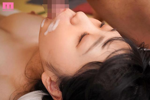 卑猥なカラダのJカップ愛人と体液まみれで不倫に燃え上がり夢中でハメまくる温泉旅行 百田光希 サンプル画像 10