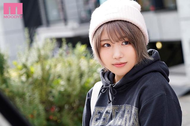 新人20歳店名はちょっと言えないけど高円寺の小さな服屋で働く 少しぽっちゃりだけどオシャレ可愛いショートカット古着屋の女の子AVDEBUT！！ 真琴つぐみ サンプル画像 1