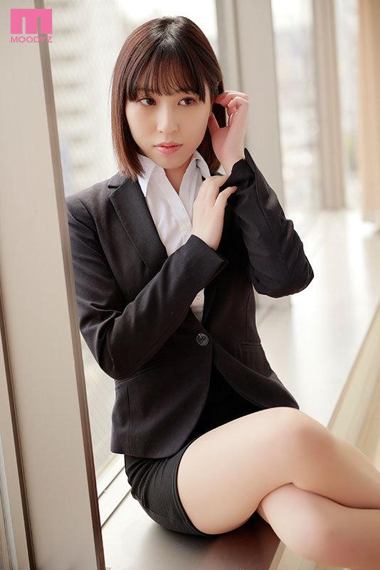 新人 面接即採用。即AVデビュー！美しすぎる現役美巨乳OL 仕事・男・お金に困っていないただセックスが好きで応募してきた素人娘。 羽生みずき サンプル画像 1