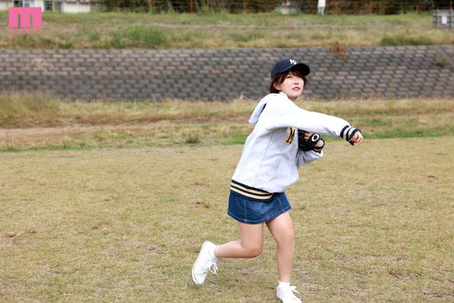 新人 20歳 ハワイ育ちの帰国子女 爽やか笑顔の褐色ガール AV DEBUT 朝比奈セリナ サンプル画像 1