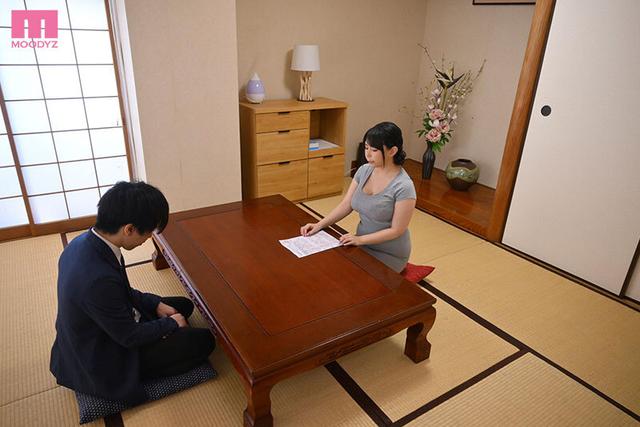 シリーズ売上げ55，000部OVER！！ 「気が済むまで中に出しなさい…」毎日お母さんで性欲処理！3実写版 事務的な性処理をする母親に一か月ぶりの中出し！ 吉根ゆりあ サンプル画像 11