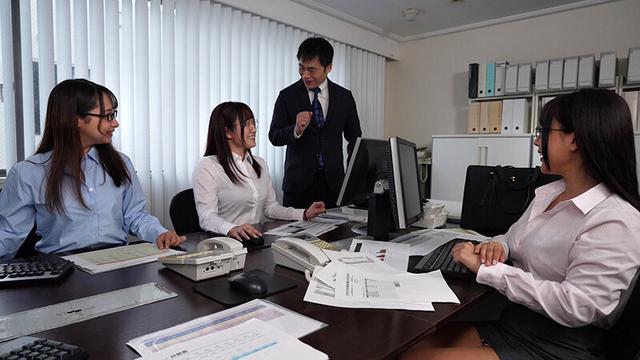 【完全主観】ボクの家が地味メガネ巨乳部下3人のたまり場に… サンプル画像 16