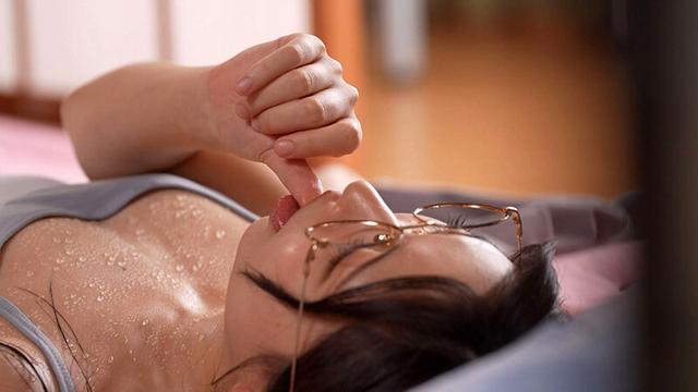 喪女のくせにやりまん。自堕落に生きる義姉に恋をした僕の気持ちに気づいて、一夜限りのSEXを許してくれたひと夏の思い出。 皆月ひかる サンプル画像 18