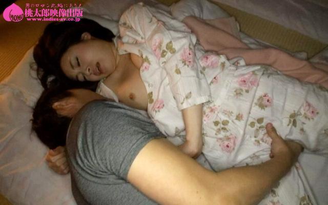 隣に旦那がいるのに… 夜●いの快感に浸る敏感人妻 サンプル画像 5