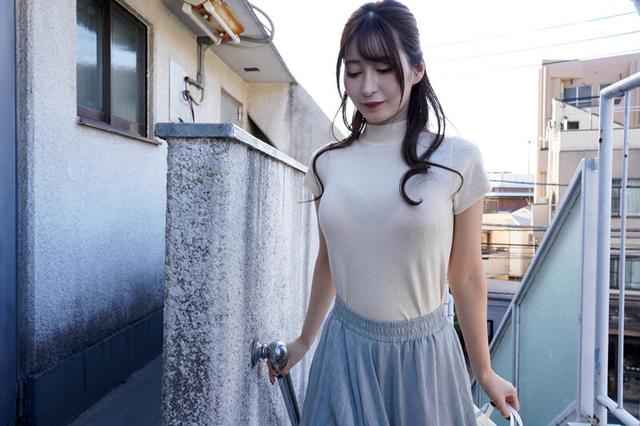 下の階に引っ越してきた人妻が巨乳すぎる！押しの弱さに付け込んで大きくてやわらかいおっぱいを堪能しながら中出し 夏夜える サンプル画像 1