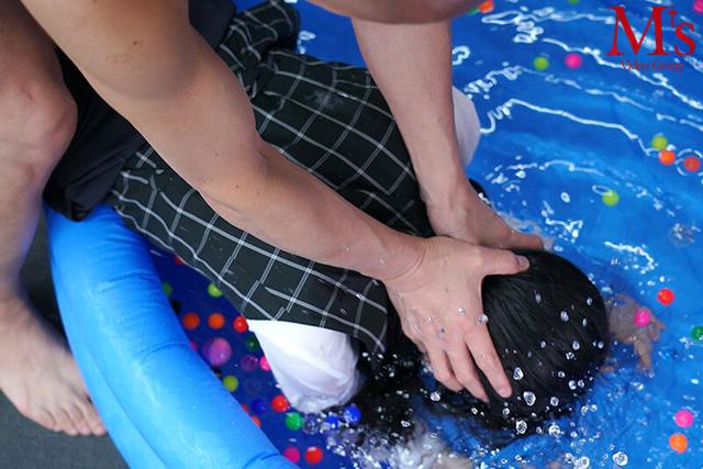 窒息するまで犯して下さい… 水責め！尿責め！酸欠拷問で覚醒する日陰のマゾ事務員のいびつな変態願望 雨依つばめ サンプル画像 3
