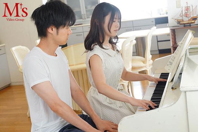 ピアノお姉さんの優しい笑顔としなやかな指先に包まれて… 緩急手コキといやらしい腰使いで射精に導いてくれるチ○ポが癒されるSEXレクチャー個人レッスン 白都四季 サンプル画像 1